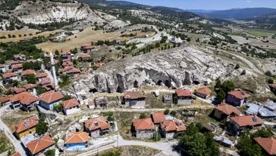 Tarihi yapılarıyla Mahkemeağcin köyü