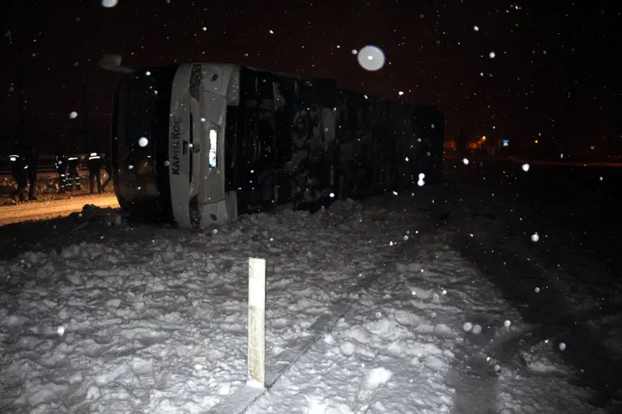 Tokat'ta yolcu otobüsü devrildi: 23 yaralı Tokat'ta yolcu otobüsü devrildi: 23 yaralı