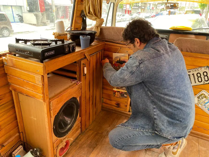 Deprem sonrası Antakya'dan Eskişehir'e geldiği minibüsü karavana çevirdi 4