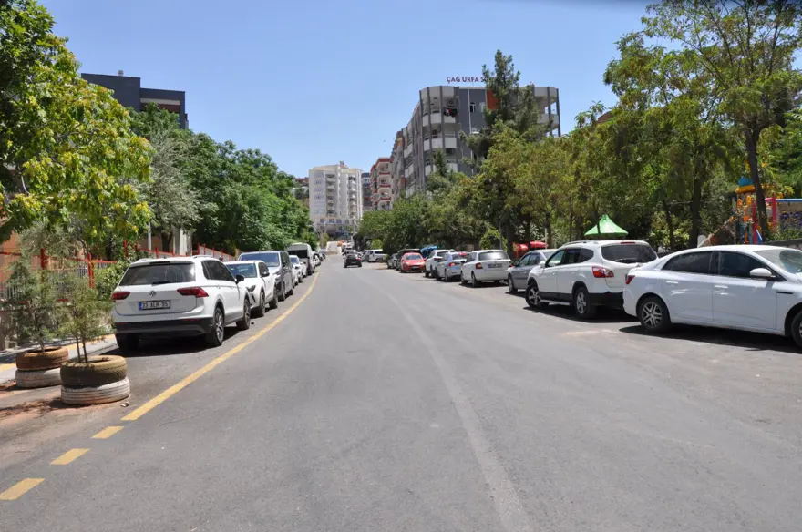Hava sıcaklığı 40 derecenin üzerine çıktı: Cadde ve sokaklar boş kaldı Hava sıcaklığı 40 derecenin üzerine çıktı: Cadde ve sokaklar boş kaldı