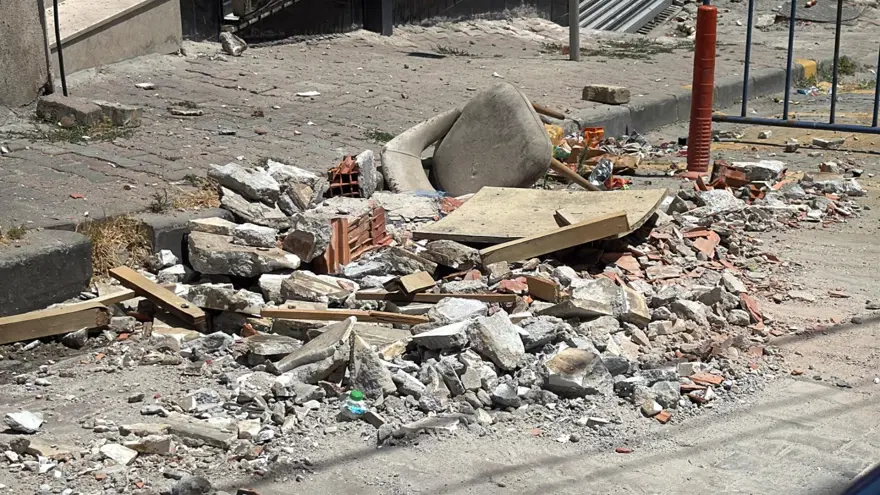Kağıthane'de üç katlı binanın balkonu çöktü 3 Kağıthane'de üç katlı binanın balkonu çöktü 3