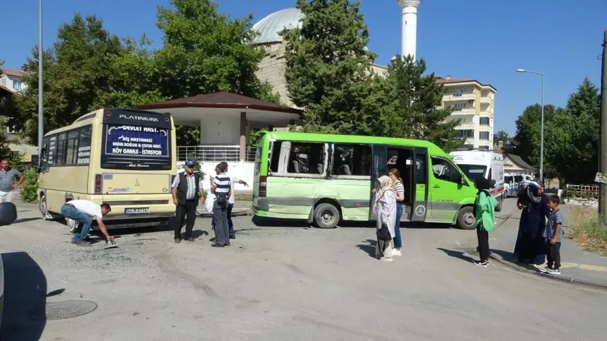 Yolcu minibüsleri çarpıştı: 15 yaralı 