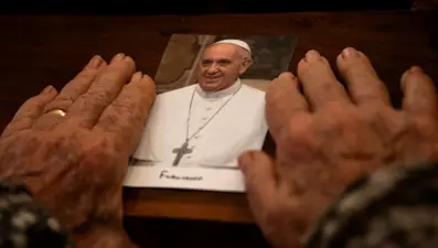 Vatikan'da yas dönemi: Papa'nın mezarı ziyaretçi akınına uğruyor