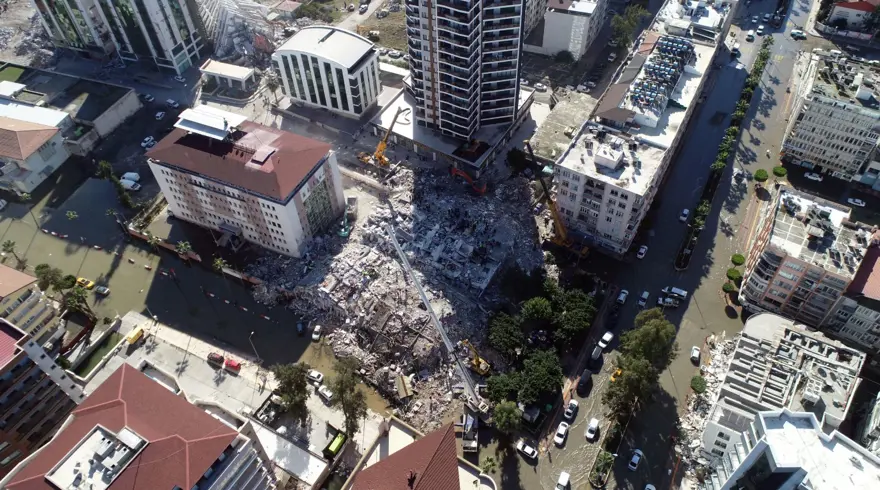 Deniz seviyesinin yükseldiği İskenderun'da binalar boşaltıldı 4