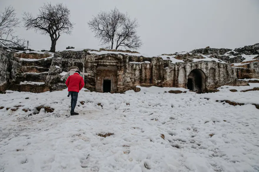 Hatay'da Gelinler Dağı Nekropol Alanı beyaza büründü 10