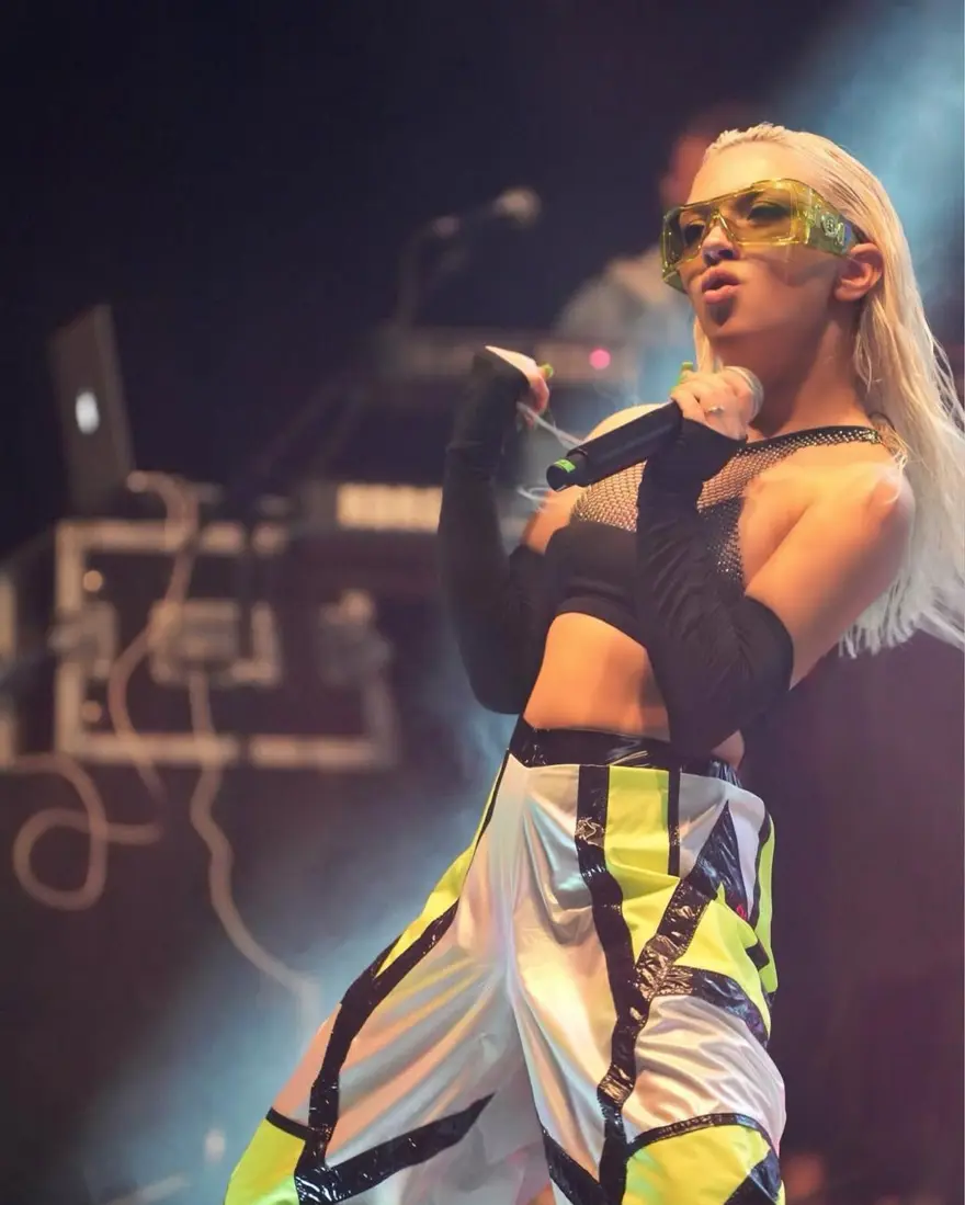 Ece Seçkin: Temizlik takıntım yüzünden terapi alıyorum 5 Ece Seçkin: Temizlik takıntım yüzünden terapi alıyorum 5