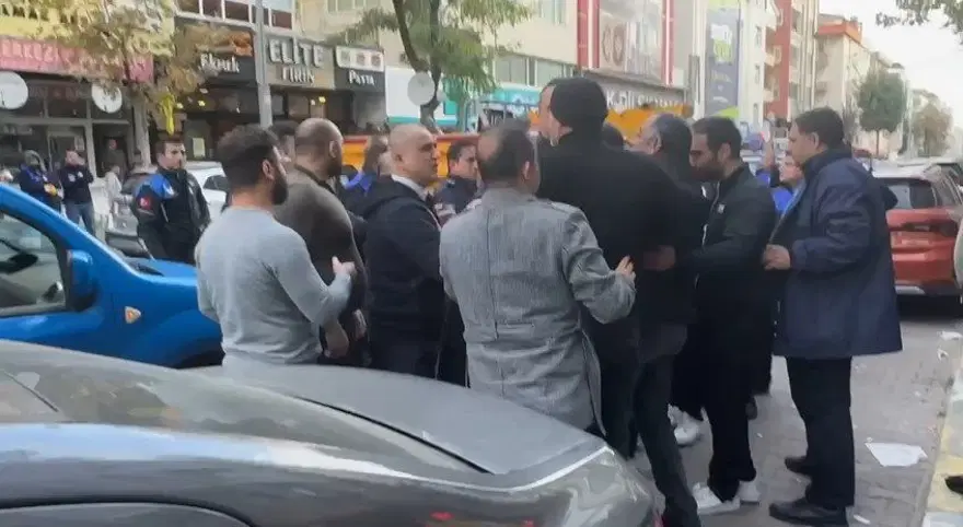 Zabıta ile esnaf arasında sandalye kavgası 5 Zabıta ile esnaf arasında sandalye kavgası 5