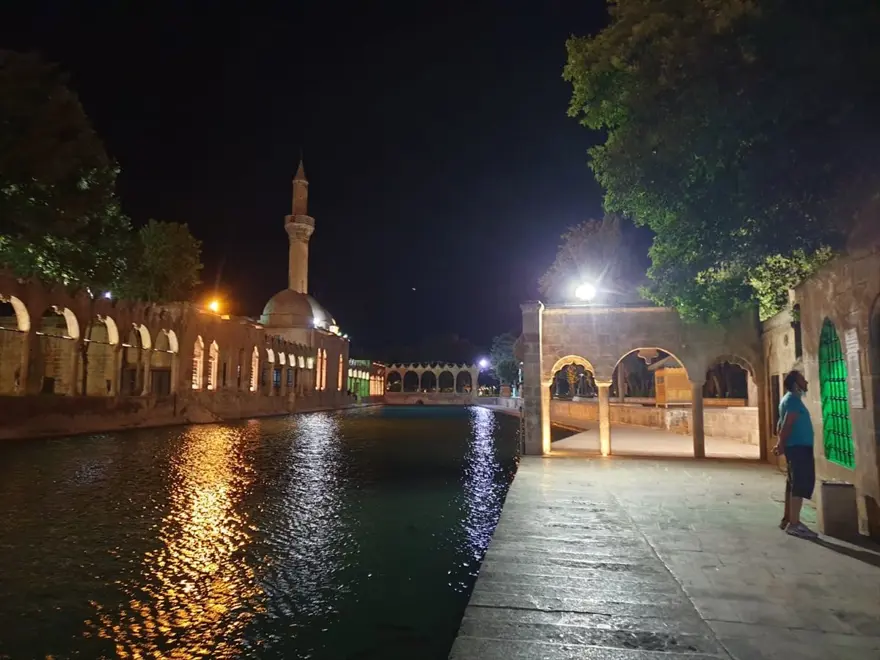 Şanlıurfa'da özel ışıklandırma yapılan tarihi alanlarda kartpostallık görüntüler 13