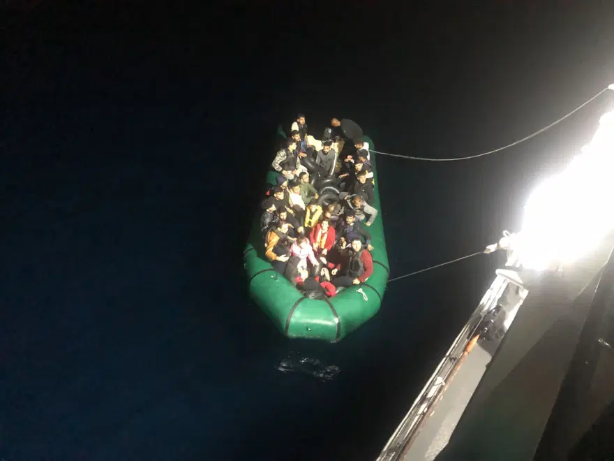 İzmir açıklarında 143 düzensiz göçmen kurtarıldı 