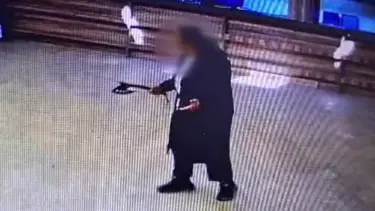Akrabasına baltayla saldırdı