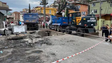 Kocaeli'de yol çöktü, kamyon çukura düştü