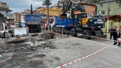 Kocaeli'de yol çöktü, kamyon çukura düştü