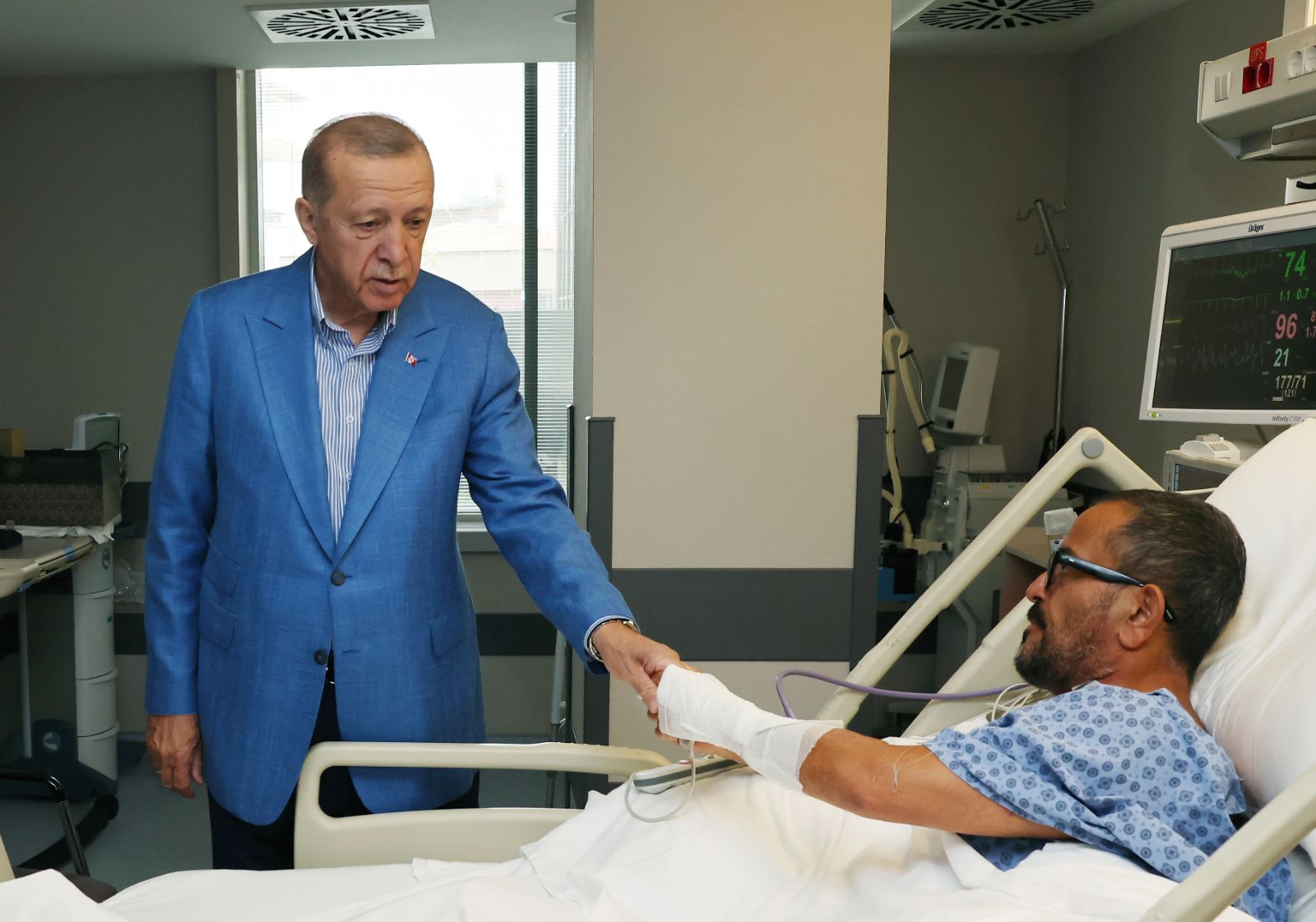 Cumhurbaşkanı Erdoğan’dan hastanede tedavi gören Sabancıçiftine ziyaret