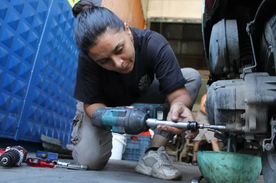Eşi çırak bulamıyordu: 33 yaşındaki Hayriye Motor ustası oldu 3 Eşi çırak bulamıyordu: 33 yaşındaki Hayriye Motor ustası oldu 3