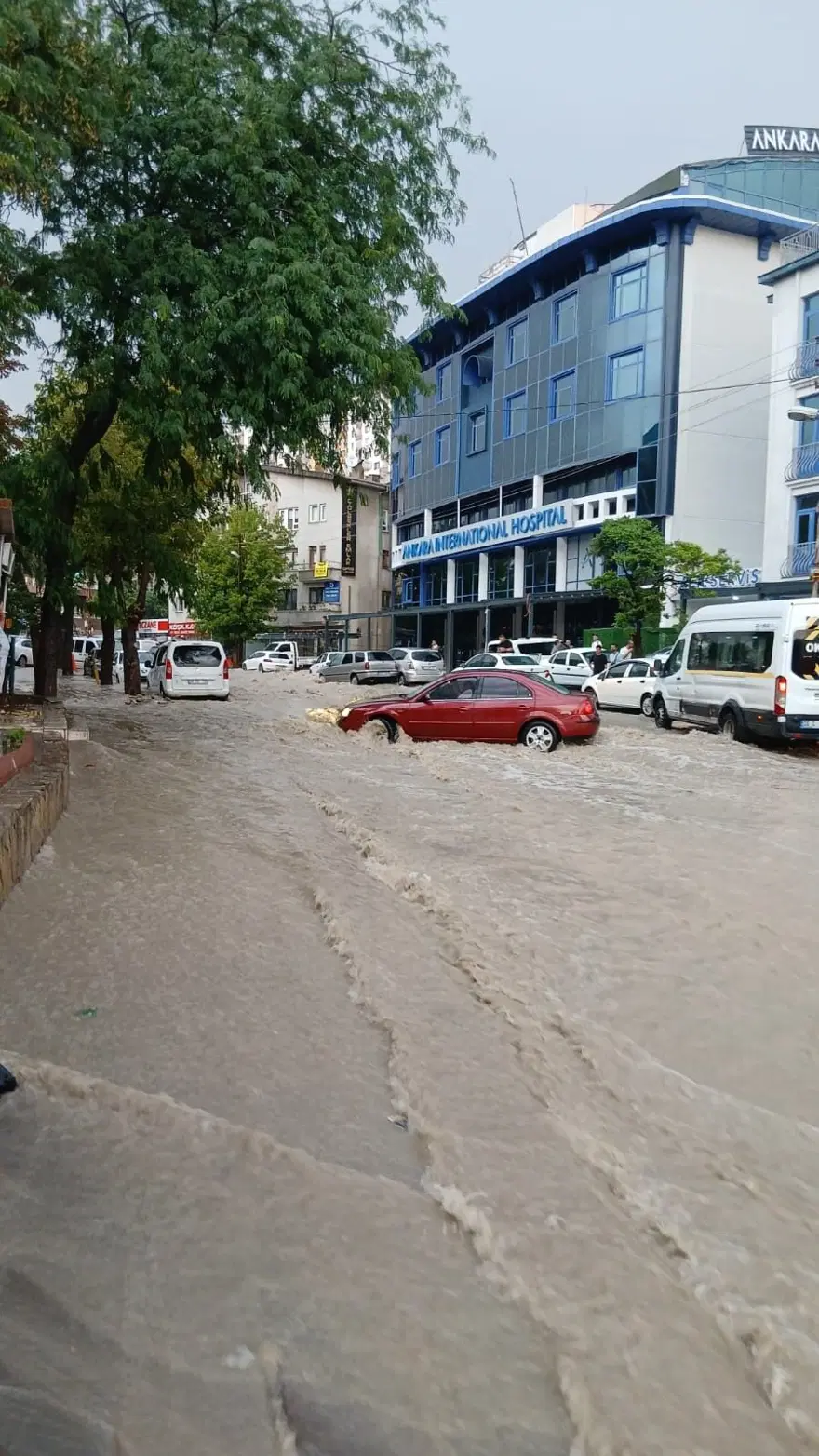 Ankara'da sağanak yağış: Arabalar sürüklendi 4