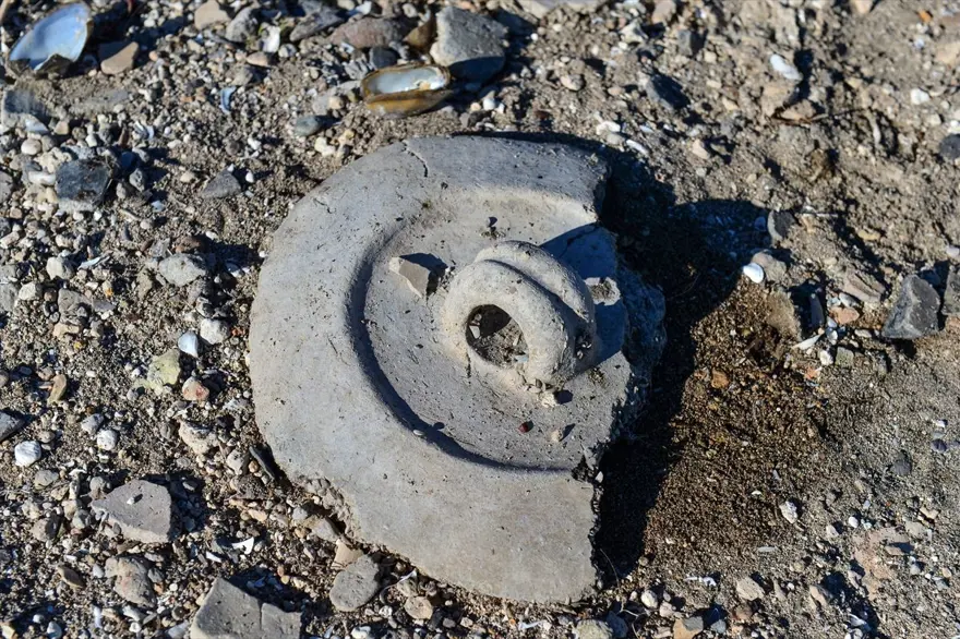 Keban Baraj Gölü'nde suyun çekilmesiyle tarihi höyükler de gün yüzüne çıktı 13