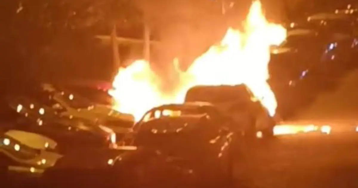 Beşiktaş'ta park halindeki dört araç alev alev yandı