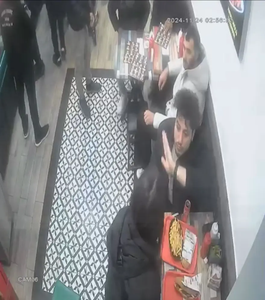 Taksim'deki kokoreççide kadına şiddete garsonlar müdahale etti! Dakikalarca döverek dışarı attılar 