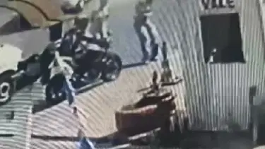 Başakşehir'de yolun karşısına geçmeye çalışan kıza motokurye çarptı
