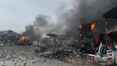 Geri dönüşüm tesisinde önce patlama sonra yangın çıktı! 2 kişi yaralandı