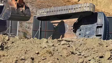 Söke'de iş makinesi devrildi: Bir yaralı