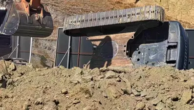 Söke'de iş makinesi devrildi: Bir yaralı