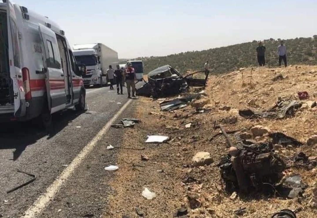 Yolcu otobüsü ile çarpışan otomobildeki öğretmen hayatını kaybetti