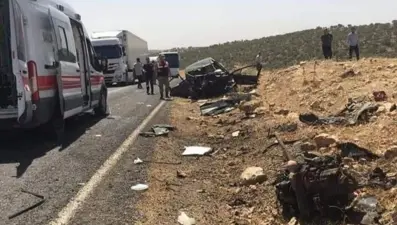 Yolcu otobüsü ile çarpışan otomobildeki öğretmen hayatını kaybetti