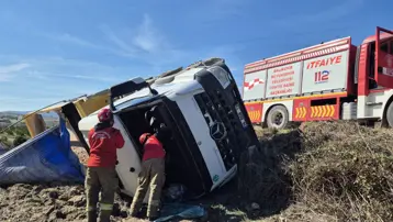 Susurluk’ta TIR devrildi: 1 kişi yaralandı