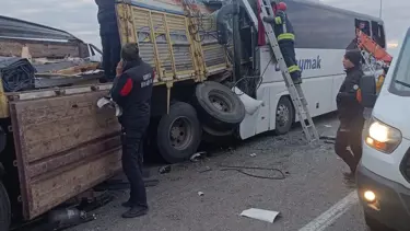 Yolcu otobüsü park halindeki kamyona çarptı: 3 ölü, 33 yaralı