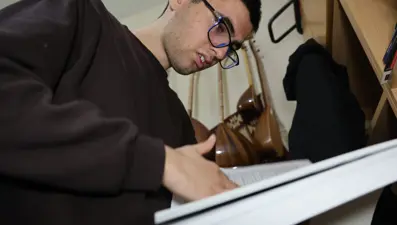 Bağlamanın teliyle hayallere yolculuk: Ömer'in ilham veren hikayesi