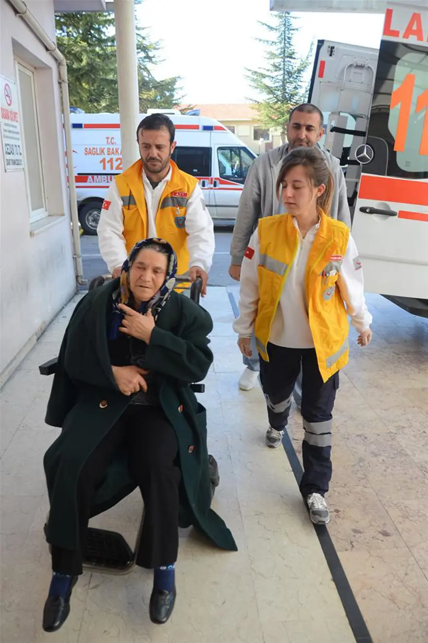 Sandık başında rahatsızlandı 7 Sandık başında rahatsızlandı 7