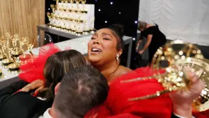 Lizzo sahnede çaldığı 200 yıllık kristal flütle tarihe geçti