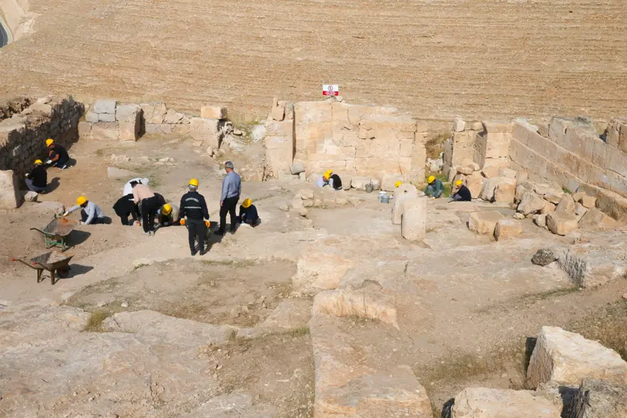 Diyarbakır'daki Zerzevan Kalesi'nde 1900 yıllık Mithras Tapınağı'nın anıtsal kapısına ulaşıldı 2