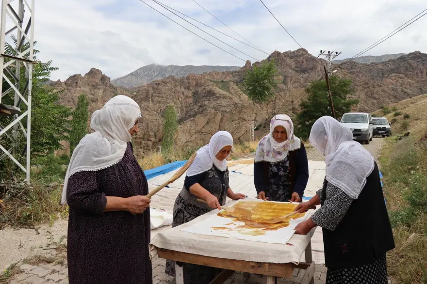 Yaz aylarında unla birlikte pişiriliyor: Hem sağlıklı hem besleyici, güneşin altında 2 gün kurutuluyor 1