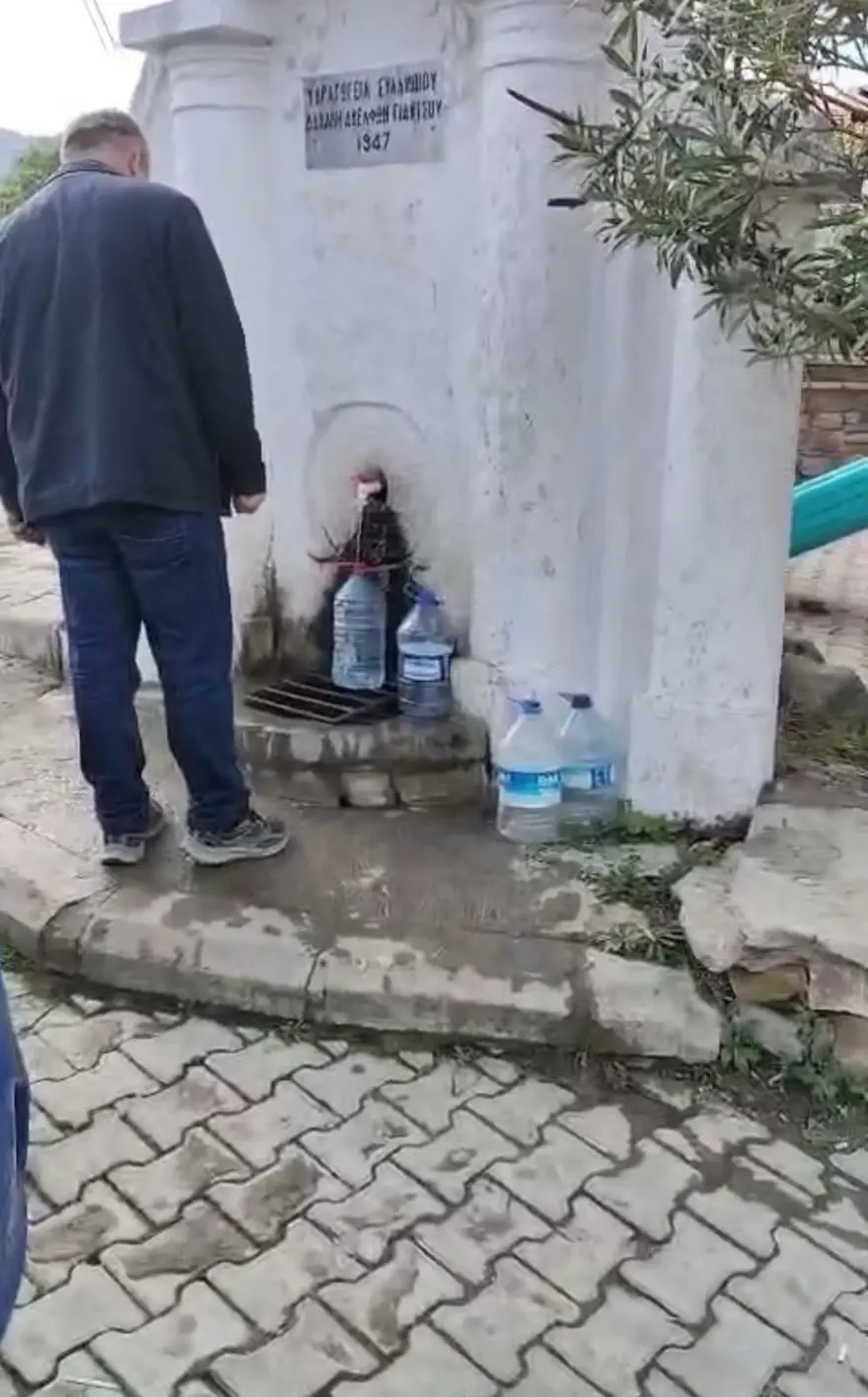 40 saattir su verilmiyor: İlçedeki çeşmelere gidiyorlar 40 saattir su verilmiyor: İlçedeki çeşmelere gidiyorlar