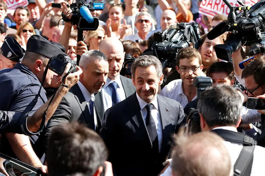 Sarkozy'den gövde gösterisi 2 Sarkozy'den gövde gösterisi 2