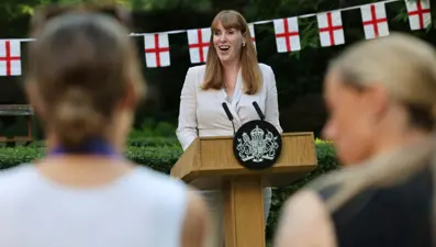 İngiltere Başbakan Yardımcısı eksik ev vergisi nedeniyle istifa etti