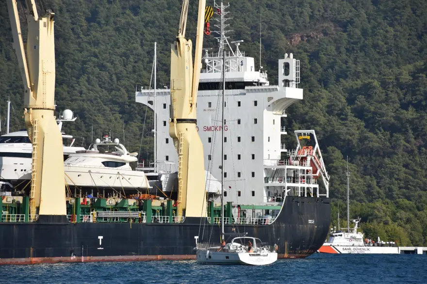 Lüksmotor yatlar Marmaris’e kargo gemisiyle getirildi 1