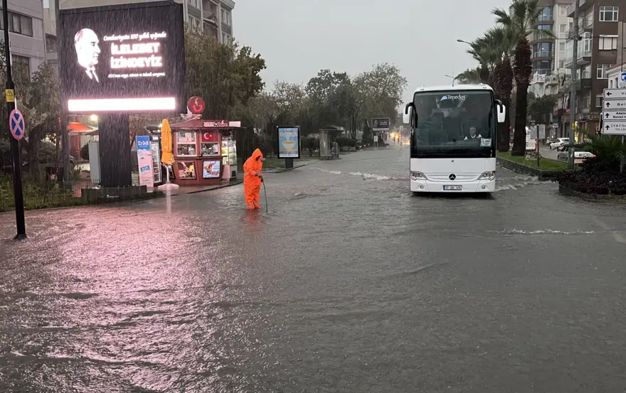 Çanakkale'de sağanak: Cadde ve sokaklar göle döndü 1