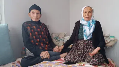 Eşine 60 yıldır sevgiyle bakıyor