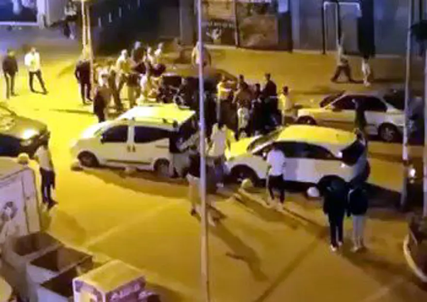 Düğünsalonundaki kavga sokağa taştı: Polis kalabalığı havaya ateş açarak dağıtabildi 3