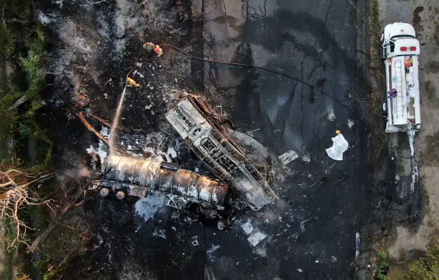 Meksika’da yolcu otobüsüyle çarpışan tanker alev aldı: 18 ölü 