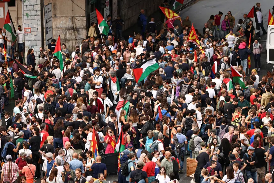 İtalyan liman işçilerinden İsrail'e silah engeli: Denize çıkan yolları kapattılar 4 İtalyan liman işçilerinden İsrail'e silah engeli: Denize çıkan yolları kapattılar 4