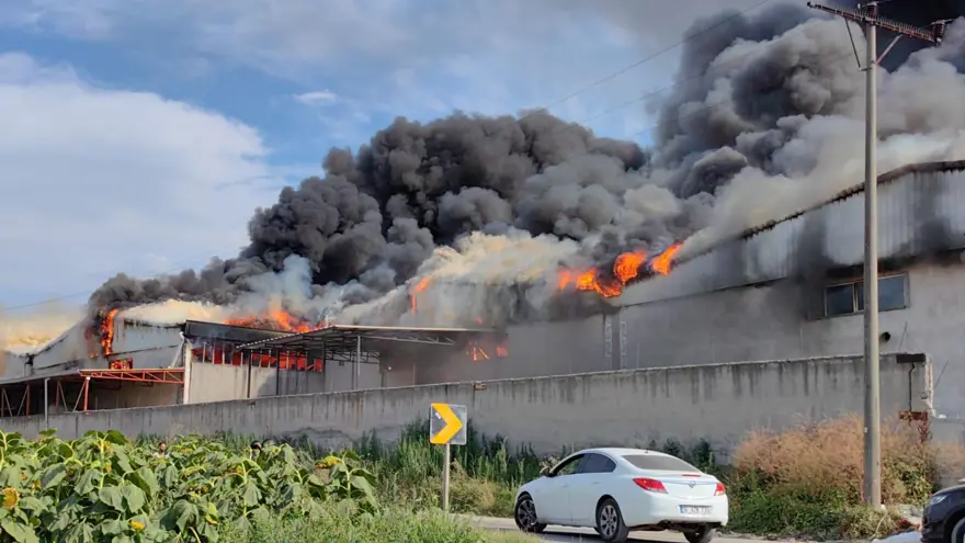 Bursa İnegöl'deki fabrika yangını kontrol altına alındı 1