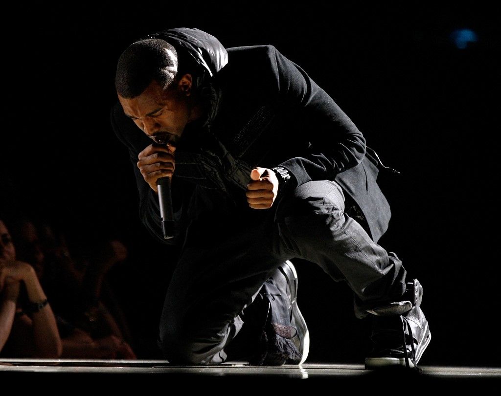 Kanye West'in ayakkabıları 1,8 milyon dolara satıldı