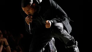 Kanye West'in ayakkabıları 1,8 milyon dolara satıldı Kanye West'in ayakkabıları 1,8 milyon dolara satıldı