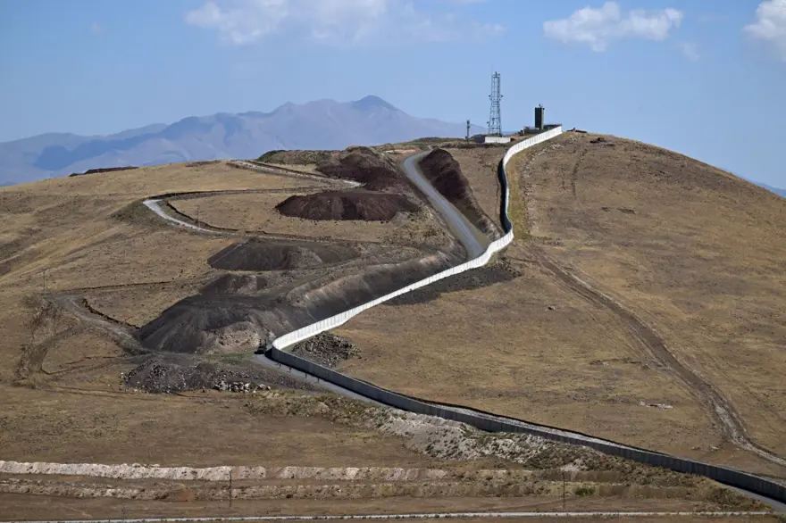 İran sınırına beton bariyer: 200 kilometresi tamamlandı İran sınırına beton bariyer: 200 kilometresi tamamlandı
