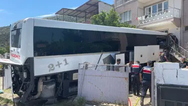 Yolcu otobüsü eve girdi: 1 ölü, çok sayıda yaralı