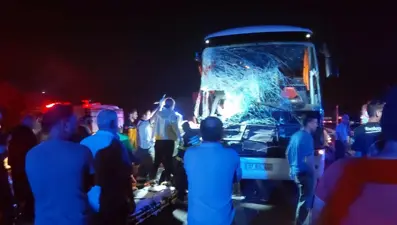Yolcu otobüsü, TIR’a çarptı: 15 yaralı